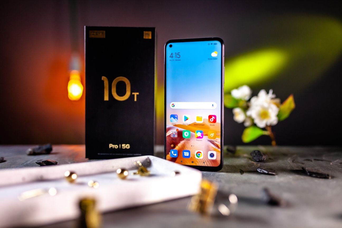 Xiaomi Mi 10T Pro 5G CURVED Fotos 019 Xiaomi Mi 10T Pro 5G neben seiner Verpackung auf einem Tisch