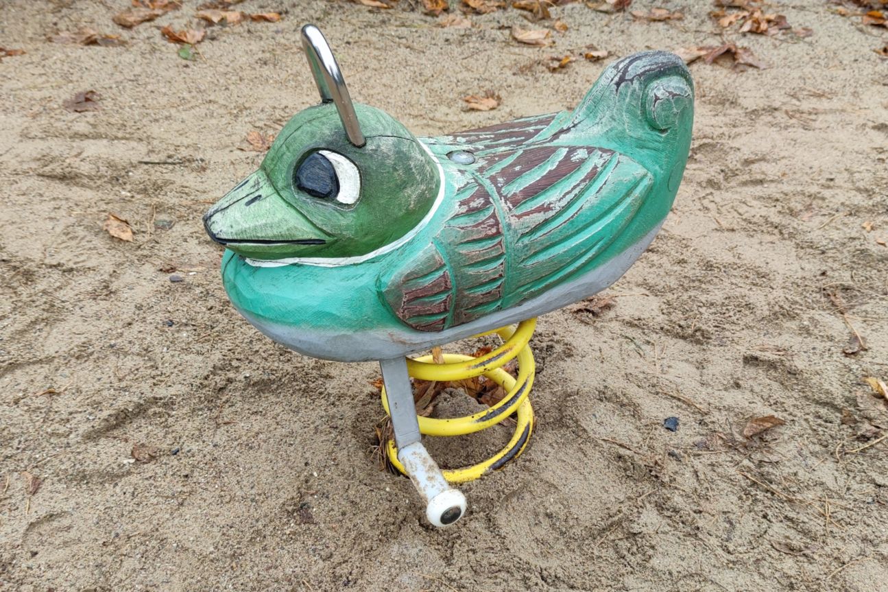 Xiaomi Mi 10T Pro 5G Spielplatz1 Bild des Mi 10T Pro zeigt Spielgerät auf Spielplatz.
