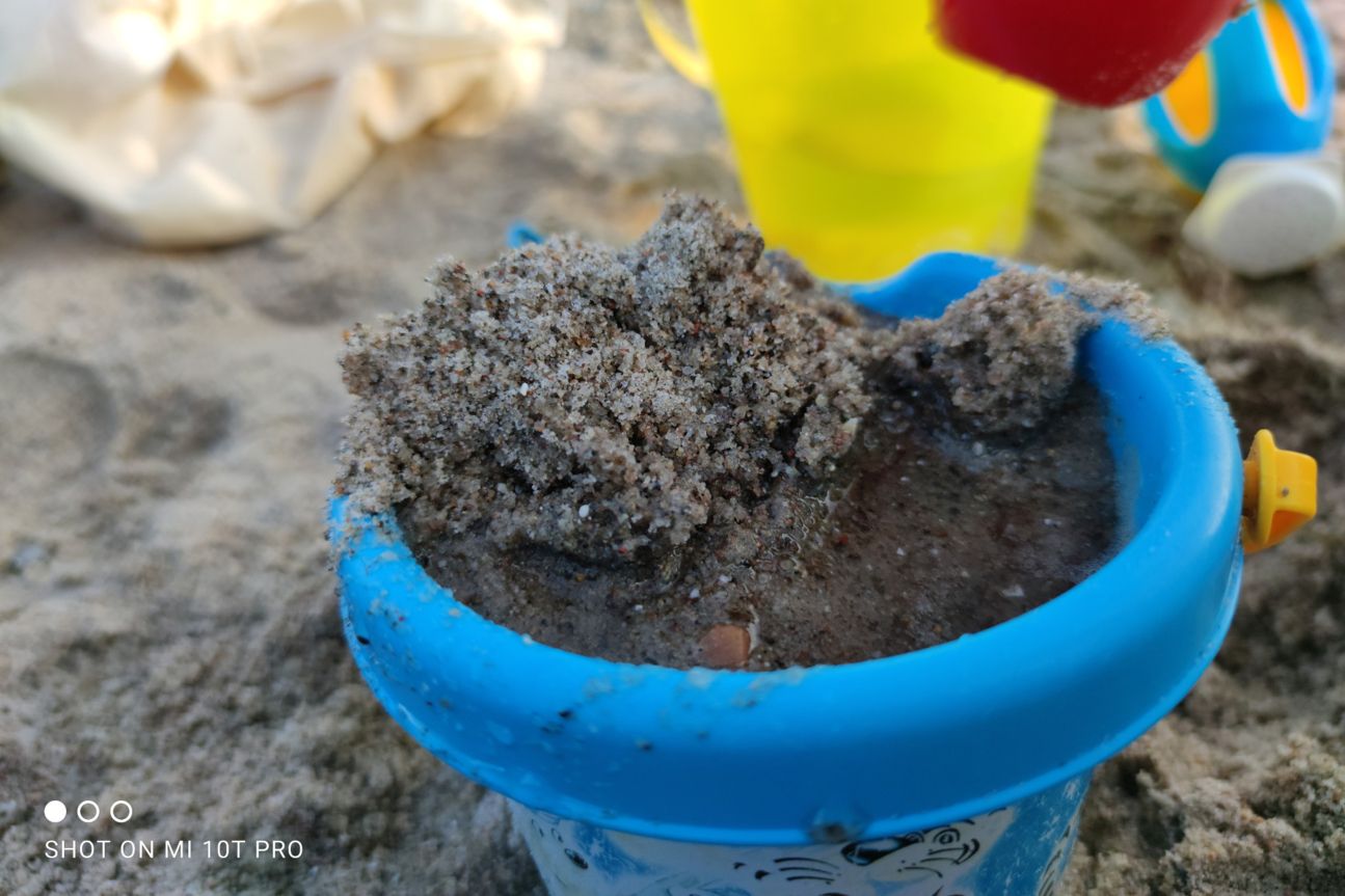 Xiaomi Mi 10T Pro 5G Strand 108MP 1 Foto zeigt Sandspielzeug am Strand