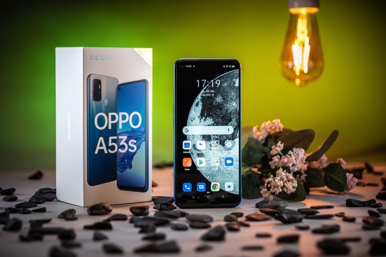 Oppo A53s eingeschaltet neben seiner Verpackung