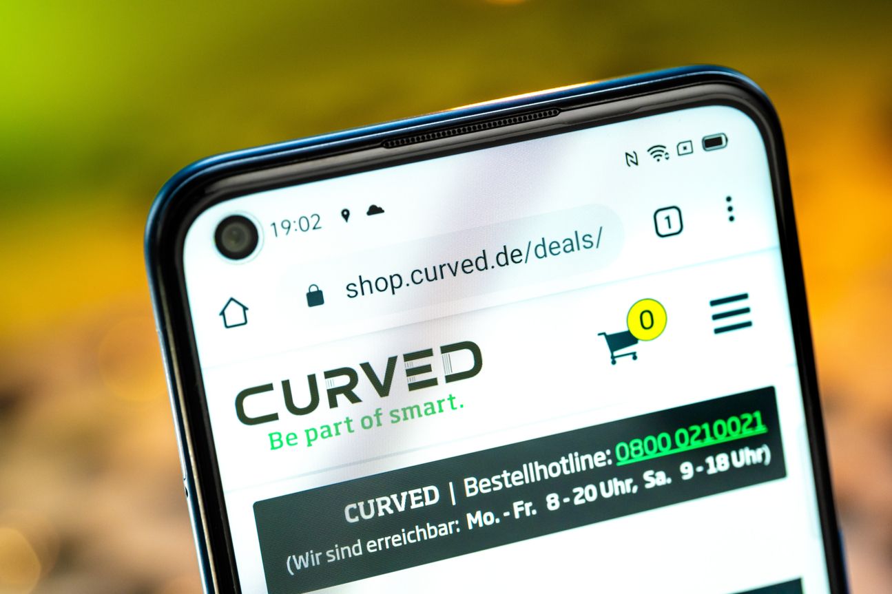 Oppo A53S Produktfoto CURVED 017 Frontkamera und oberer Bildschirmausschnitt des Oppo A53s