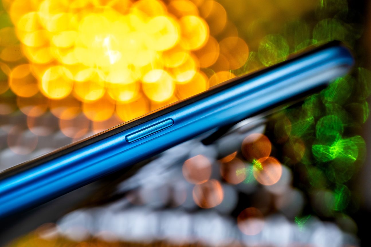Oppo A53S Produktfoto CURVED 026 Rechte Seite des Oppo A53s