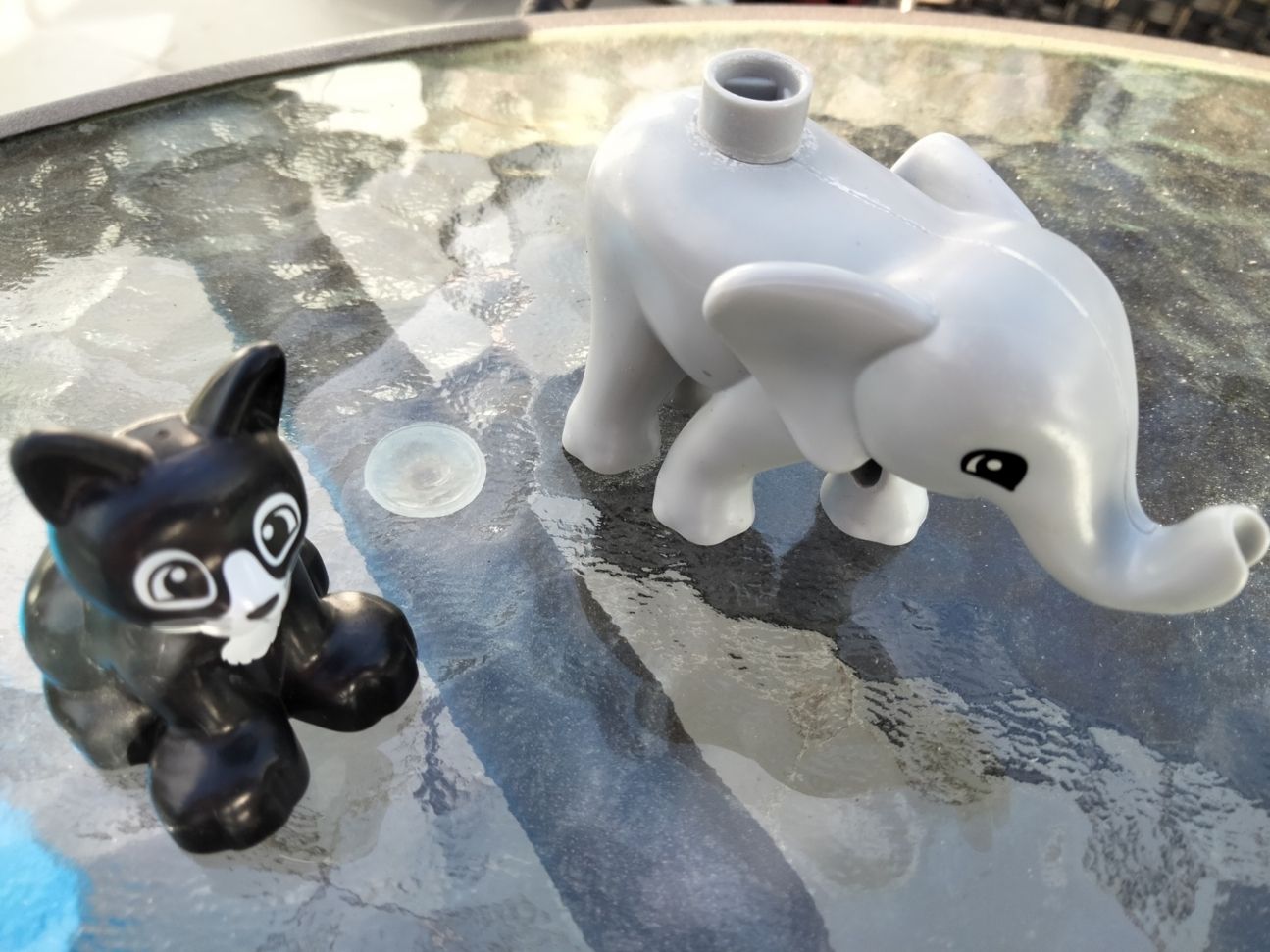 Oppo A53S Test Foto CURVED 004 Nahaufnahme von Kinderspielzeug auf Glastisch mit Oppo A53s