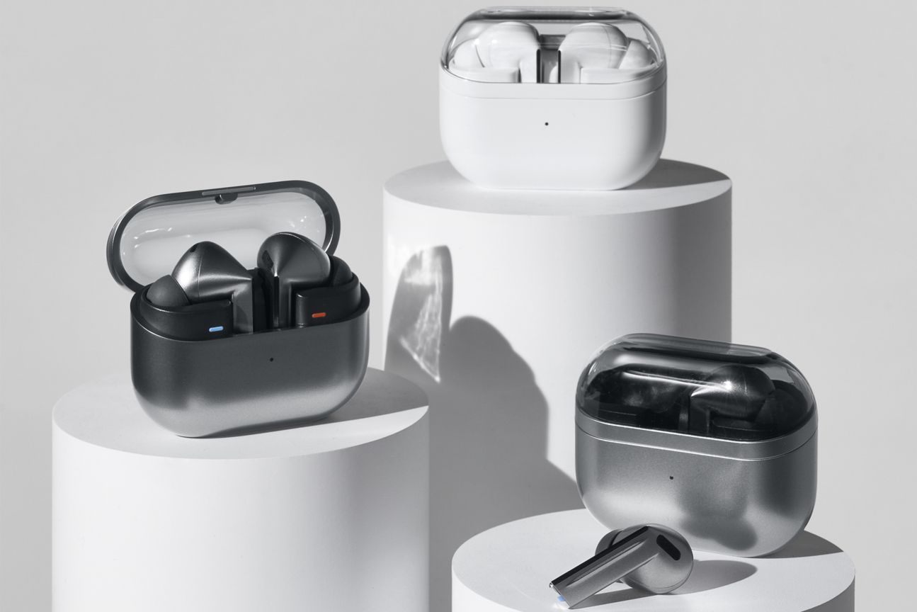 Samsung Galaxy Buds 3 Pro in Silber und Weiß Samsung Galaxy Buds 3 Pro in Silber und Weiß