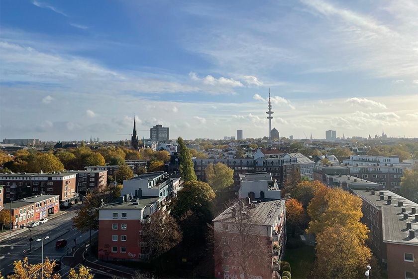 Den blauen Himmel samt Wolken hat das iPhone 12 toll eingefangen