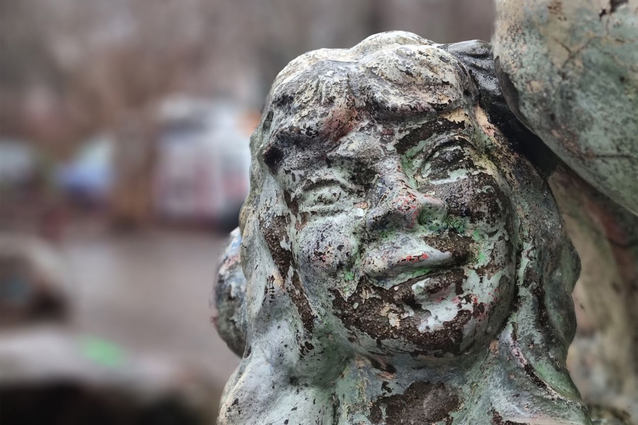 Der Porträt-Modus simuliert das Bokeh eines größeren Sensors. Auch, wie hier, bei Statuen.
