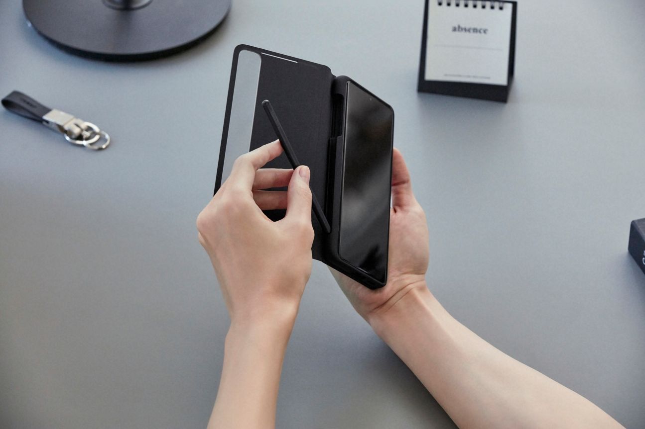 Im Clear View Cover könnt ihr den S Pen für das Galaxy S21 Ultra verstauen