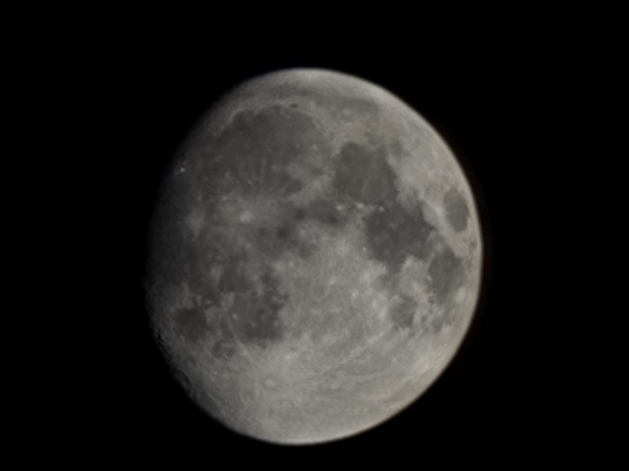Der Mond hier wurde mit dem Digitalzoom aufgenommen. Deutlich zu erkennen ist die geringe Auflösung.