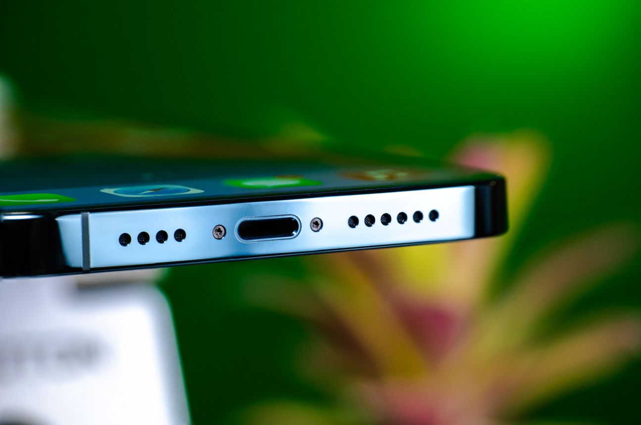 iPhone 12 Pro Max Lautsprecher und Lightning-Anschluss iPhone 12 Pro Max Lautsprecher und Lightning-Anschluss