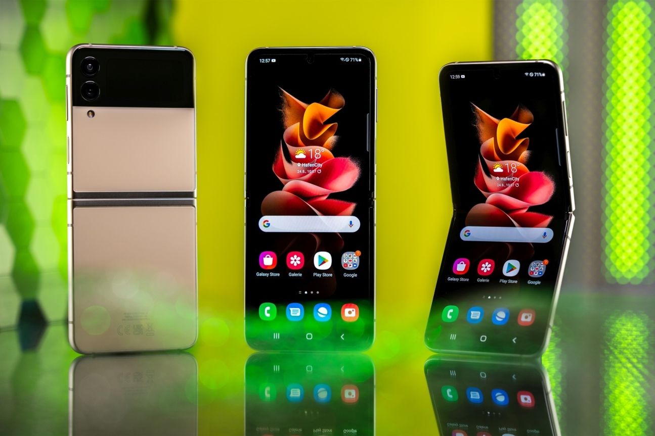 Samsung Galaxy Z Flip 3 5G Test Design Samsung Galaxy Z Flip 3 Auf und Zugeklappt