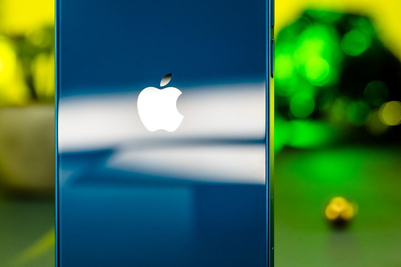 iphone-13-mini-apple-logo iPhone 13 mini Apple Logo