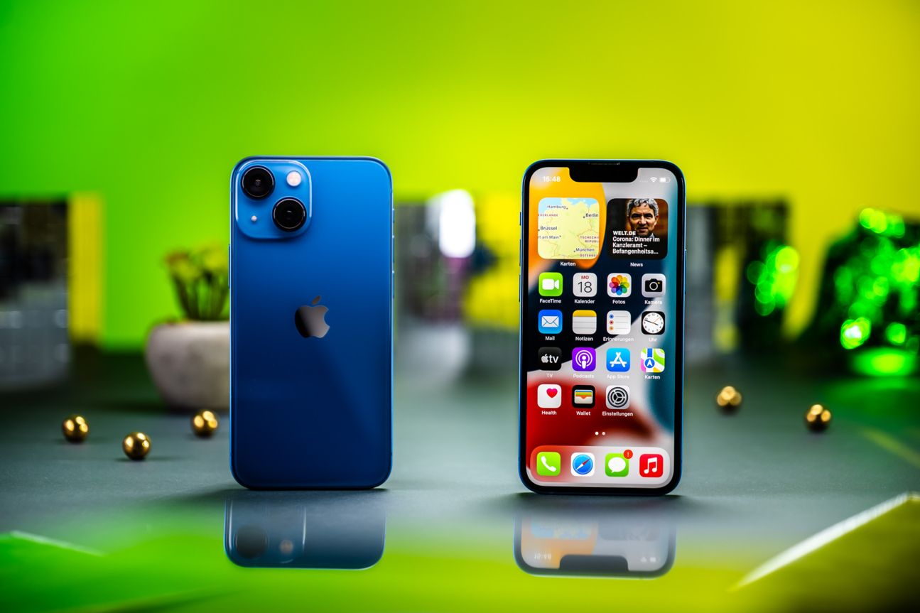iphone-13-mini-front-back Vorder- und Rückseite des iPhone 13 mini. Wir verraten euch, wie ihr das kleine iPhone besonders günstig kaufen könnt