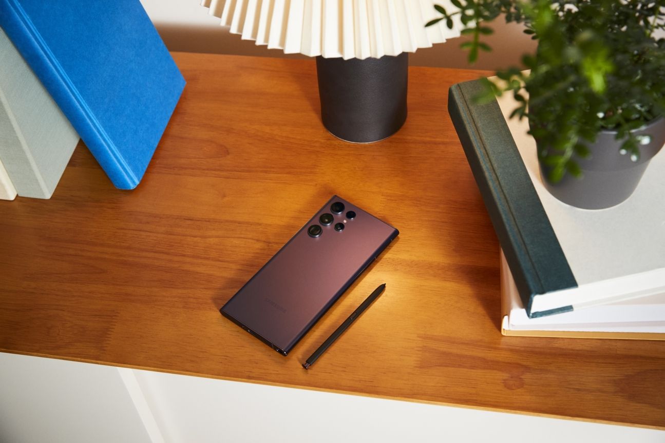 011_lifestyle_galaxys22ultra_burgundy 011_lifestyle_galaxys22ultra_burgundy