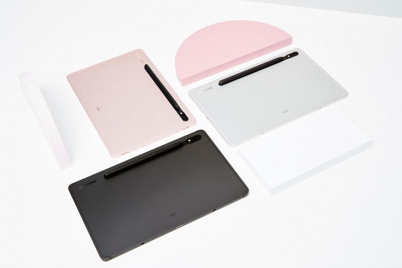 Family_Tab-S8-Ultra_Graphite_Tab-S8__Silver_Tab-S8_Pink-Gold_LI-vignette_2k-CURVED_sRGB_16b