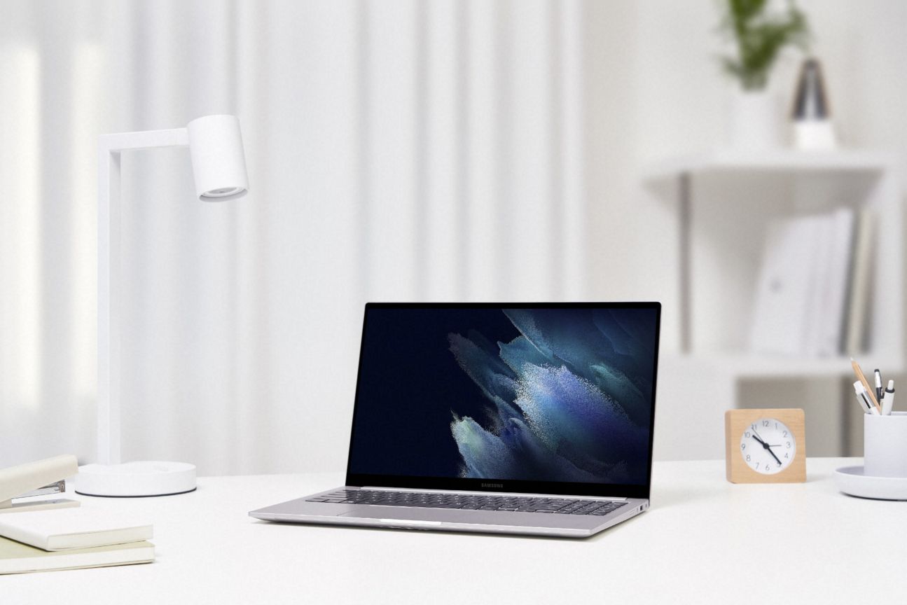 Galaxy_Book_15inch_MysticSilver_Lifestyle_210417024451-CURVED-Vignette Galaxy_Book_15inch_MysticSilver_Lifestyle_210417024451-CURVED-Vignette.