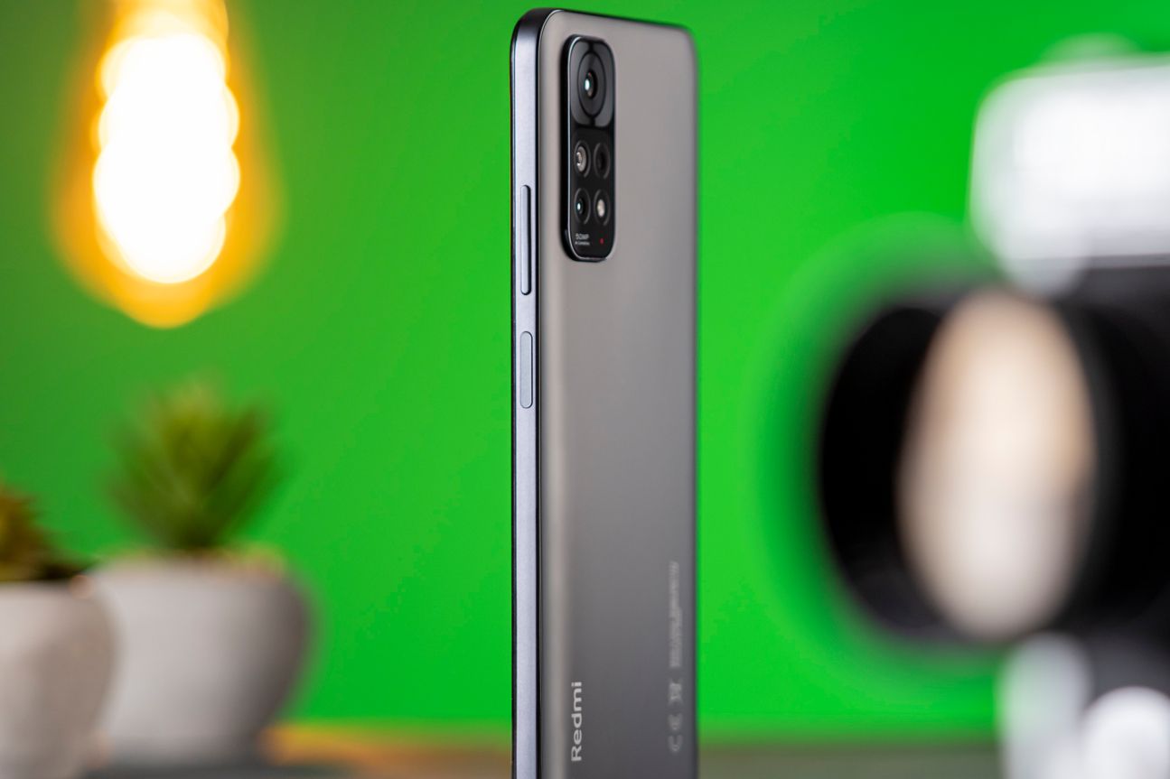 Xiaomi Redmi Note 11 Test Rückseite Seitenansicht Handy unter 200 Euro: Das Xiaomi Redmi Note 11 in der Schrägansicht.