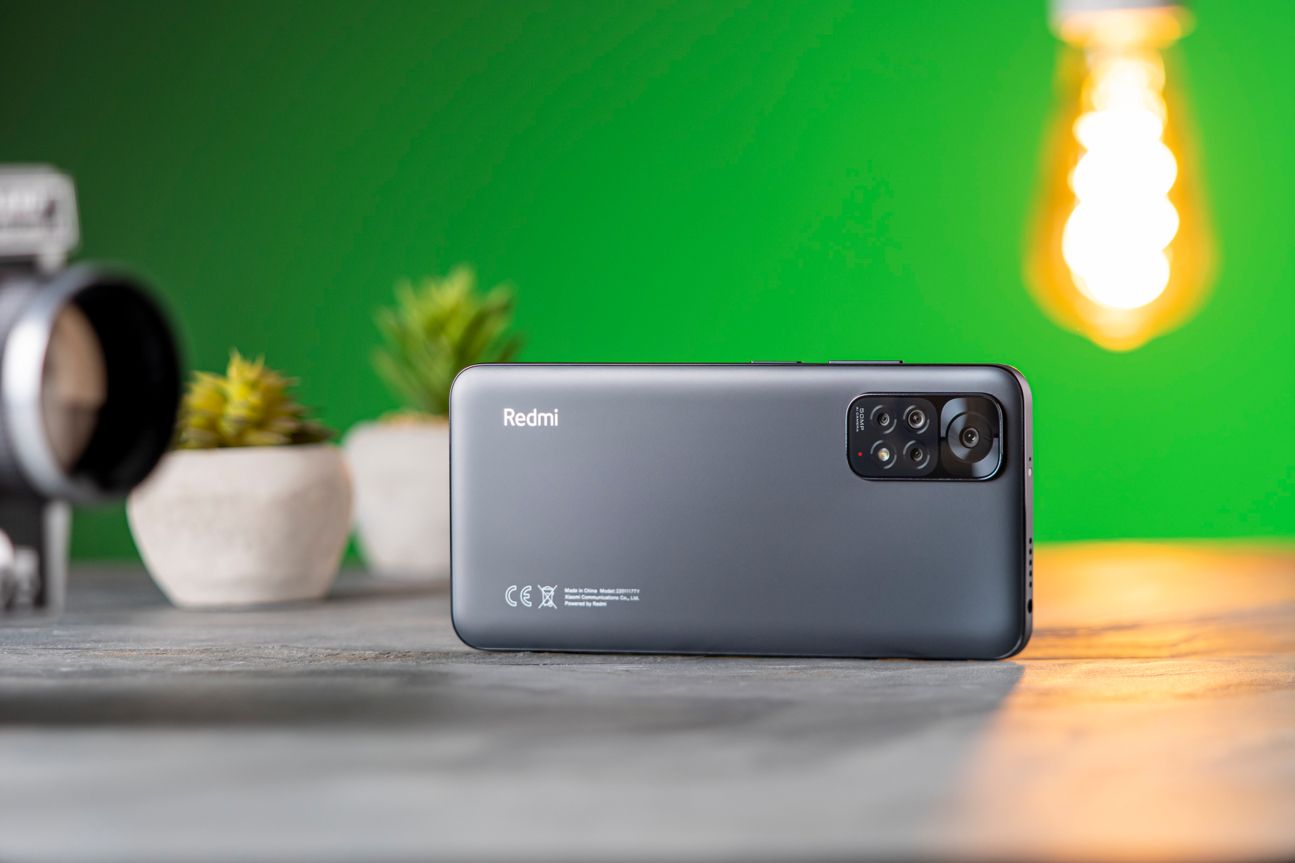 Xiaomi Redmi Note 11 Test Rückseite horizontal Rückseite des Xiaomi Redmi Note 11 auf der Seite