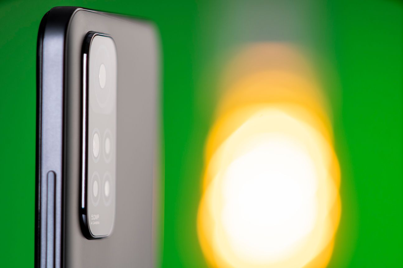 Xiaomi Redmi Note 11 Test Seitenansicht geschnitten Schrägansicht der Kamera des Xiaomi Redmi Note 11