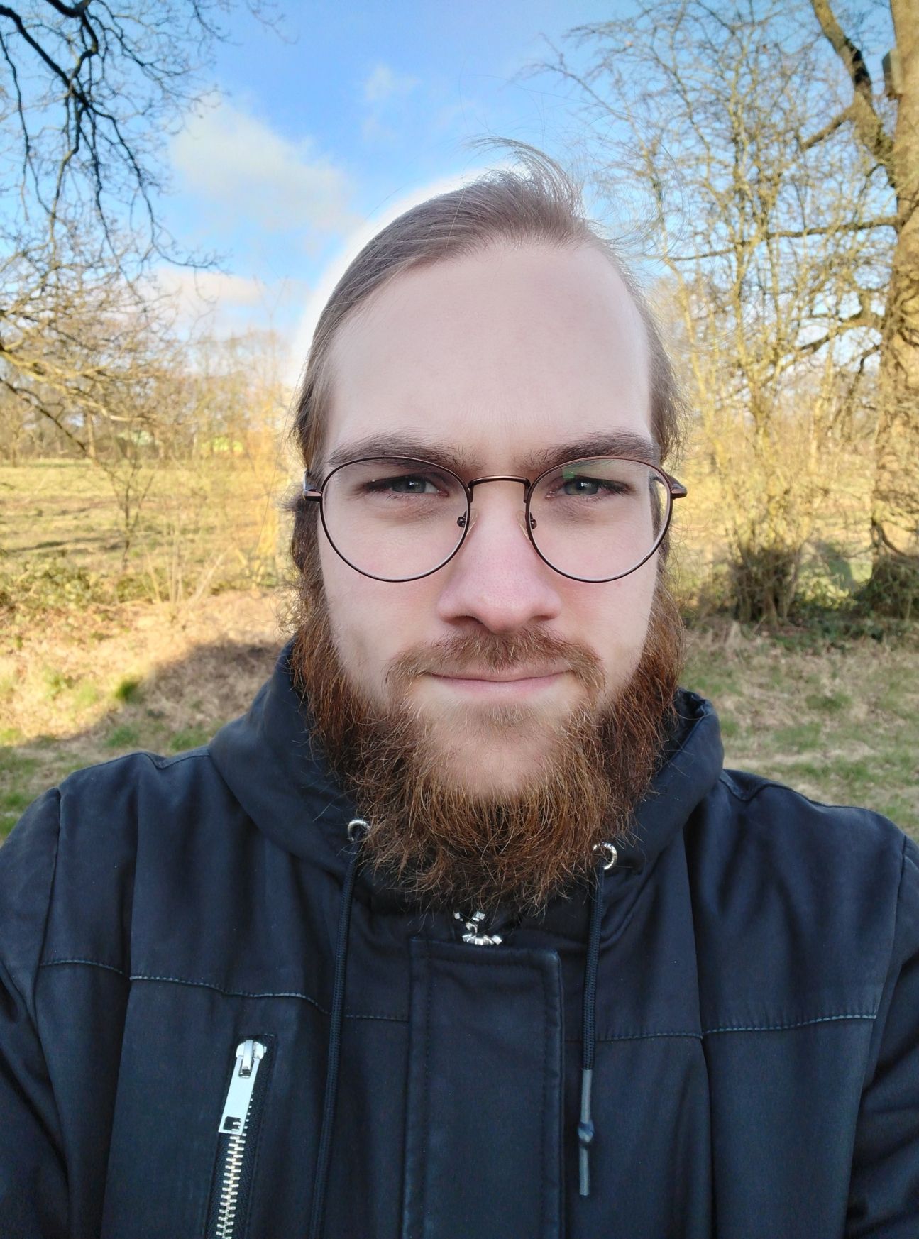 Xiaomi Redmi Note 11 Test Selfie Himmel klar Aufnahme mit der Frontkamera des Xiaomi Redmi Note 11