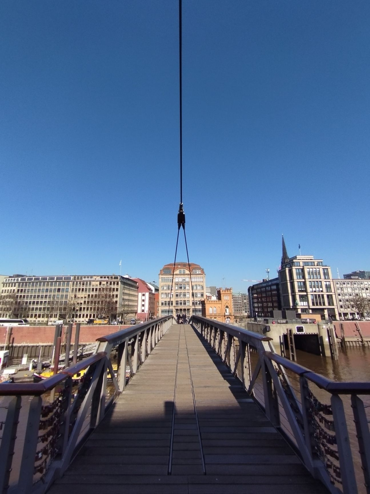 Xiaomi Redmi Note 11 Test Ultraweitwinkel Brücke Aufnahme mit der Ultraweitwinkelkamera des Xiaomi Redmi Note 11