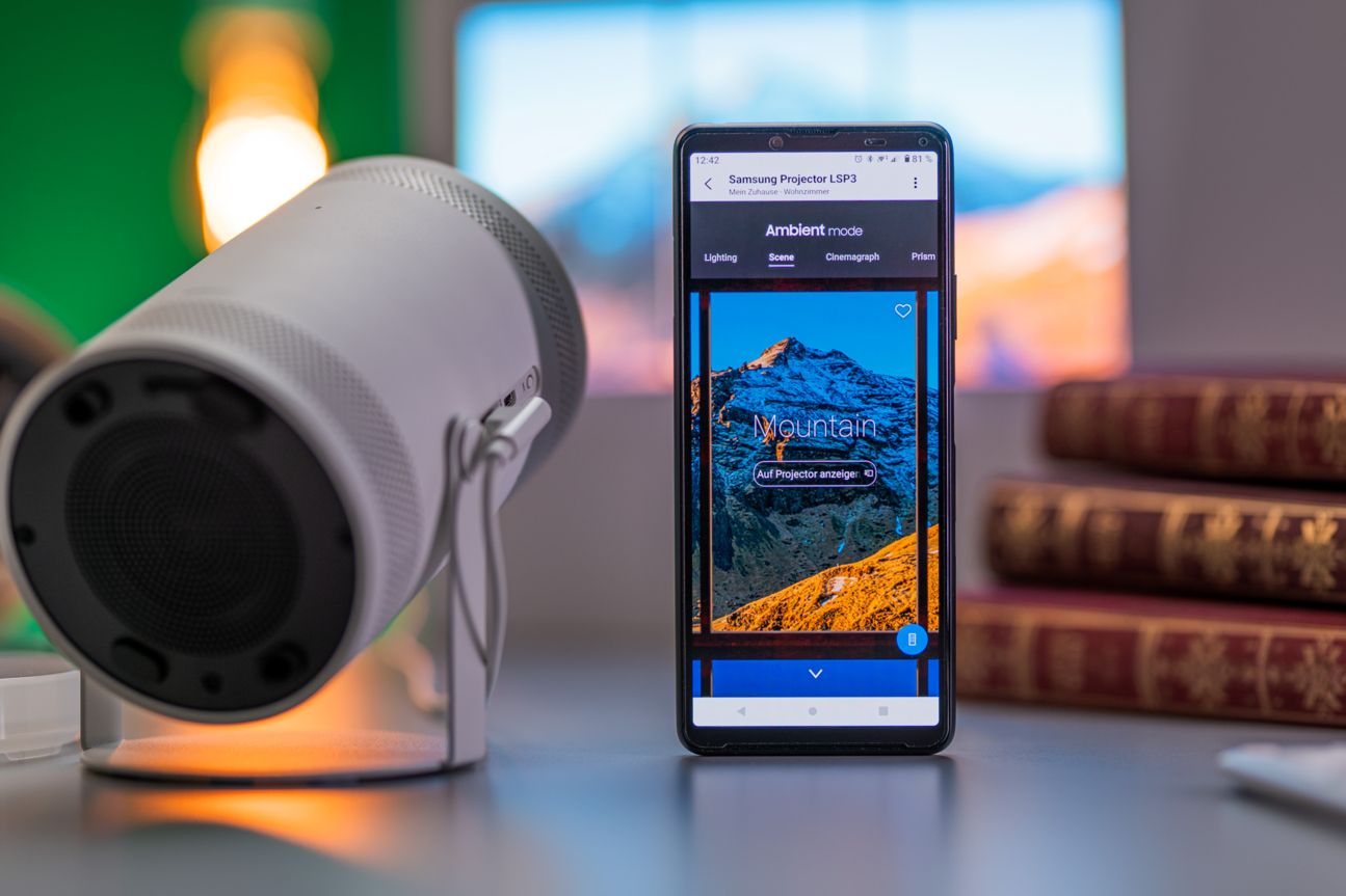 samsung-freestyle-vergleich-smartphone Samsung Freestyle neben Smartphone