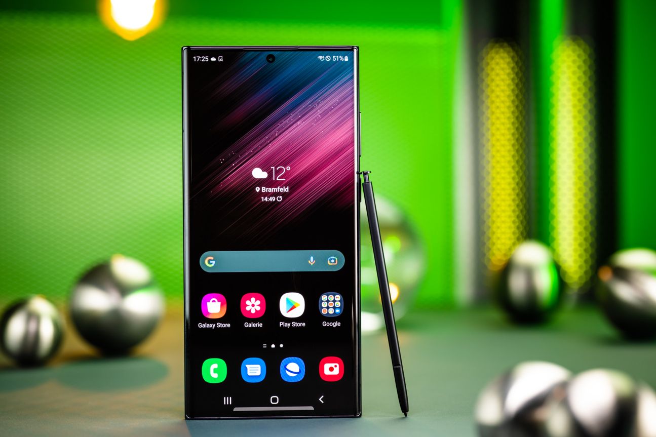 Das Samsung Galaxy S22 Ultra mit S Pen von vorne Das Samsung Galaxy S22 Ultra mit S Pen von vorne