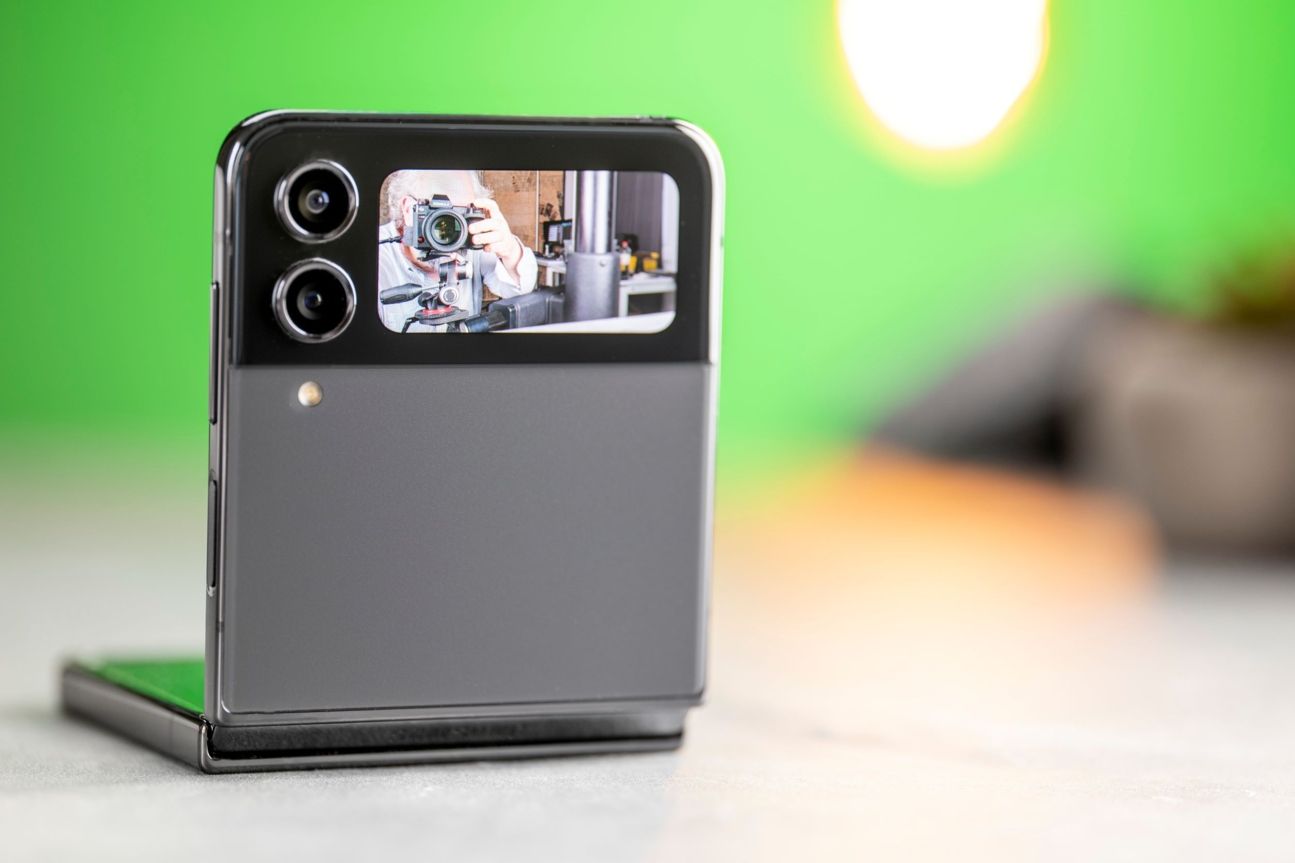 samsung-galaxy-z-flip4-test-außendisplay-selfie Samsung Galaxy Z Flip 4: Äußeres Display für Selfies nutzen