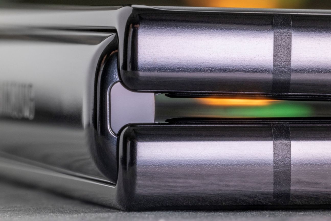 samsung-galaxy-z-flip4-test-detail-scharnier Galaxy Z Flip 4: Detailaufnahme des Scharniers des S