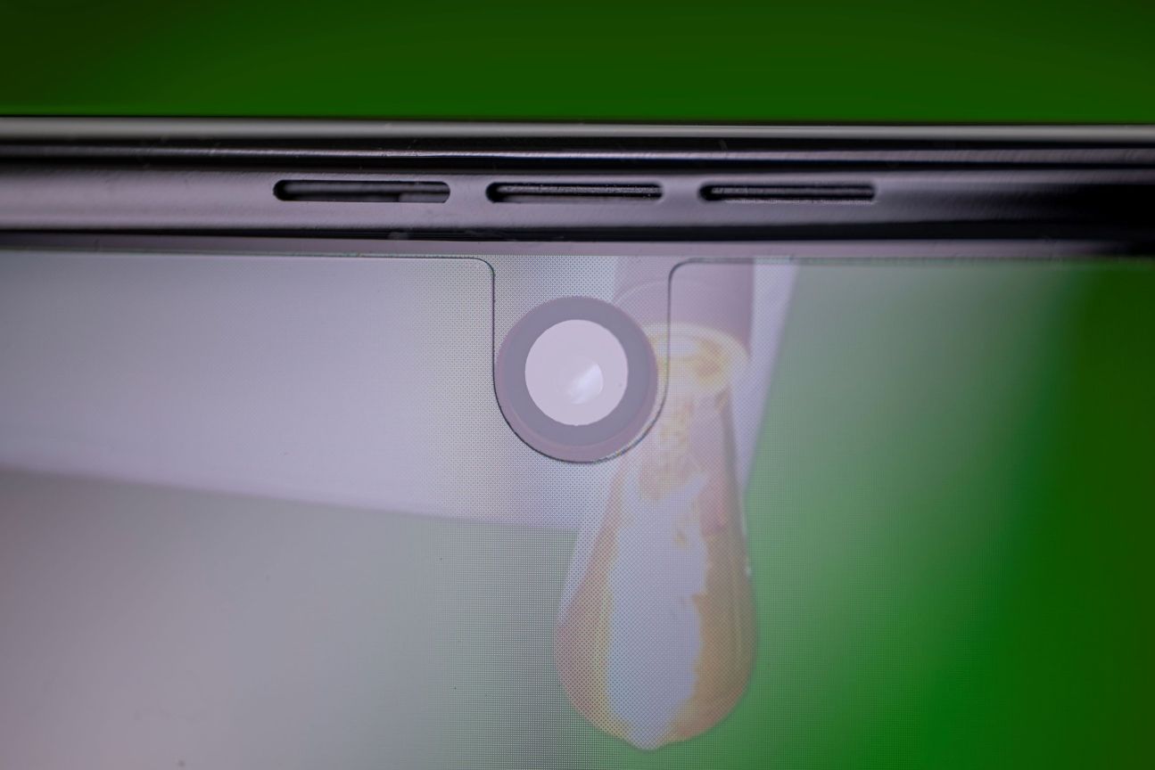 samsung-galaxy-z-flip4-test-display-frontkamera Samsung Galaxy Z Flip 4: Um die Frontkamera erkennt man den Displayschutz