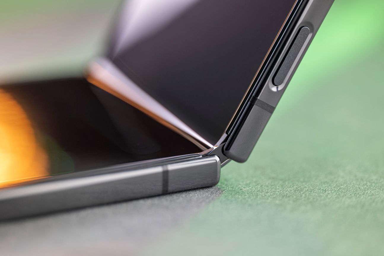 samsung-galaxy-z-flip4-test-faltung-display-fingerabdruck Der Fingerabdruckscanner des Galaxy Z Flip 4 befindet sich im Powerknopf