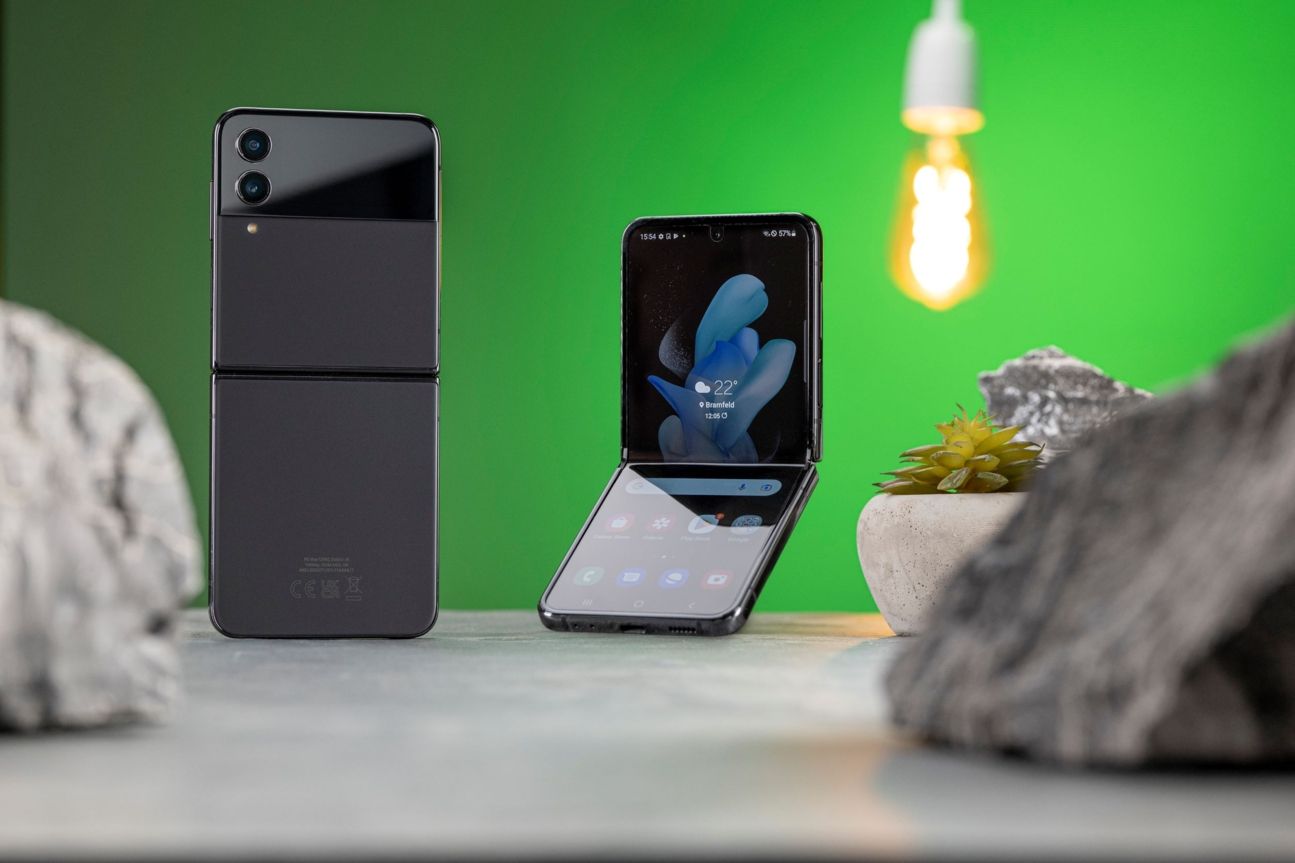 samsung-galaxy-z-flip4-test-front-back Samsung Galaxy Z Flip 4 aufgeklappt von hinten und halb gefaltet von vorne