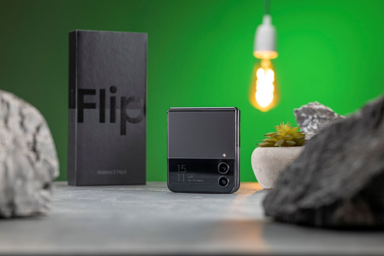 samsung-galaxy-z-flip4-test-gefaltet-außendisplay Das Außendisplay zeigt die Uhrzeit und mehr an