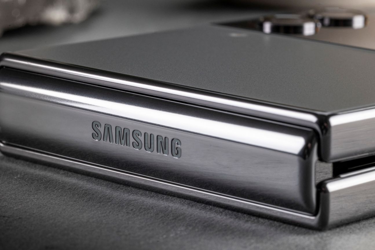 samsung-galaxy-z-flip4-test-scharnier-logo Samsung Galaxy Z Flip 4 gefaltet: Weniger Platz für den Akku