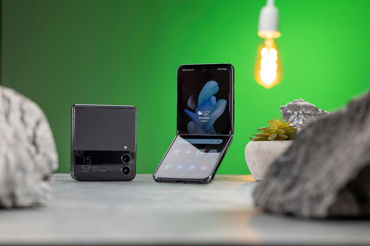 samsung-galaxy-z-flip4-test-zu-halb-offen Samsung Galaxy Z Flip 4 geschlossen und halb geöffnet
