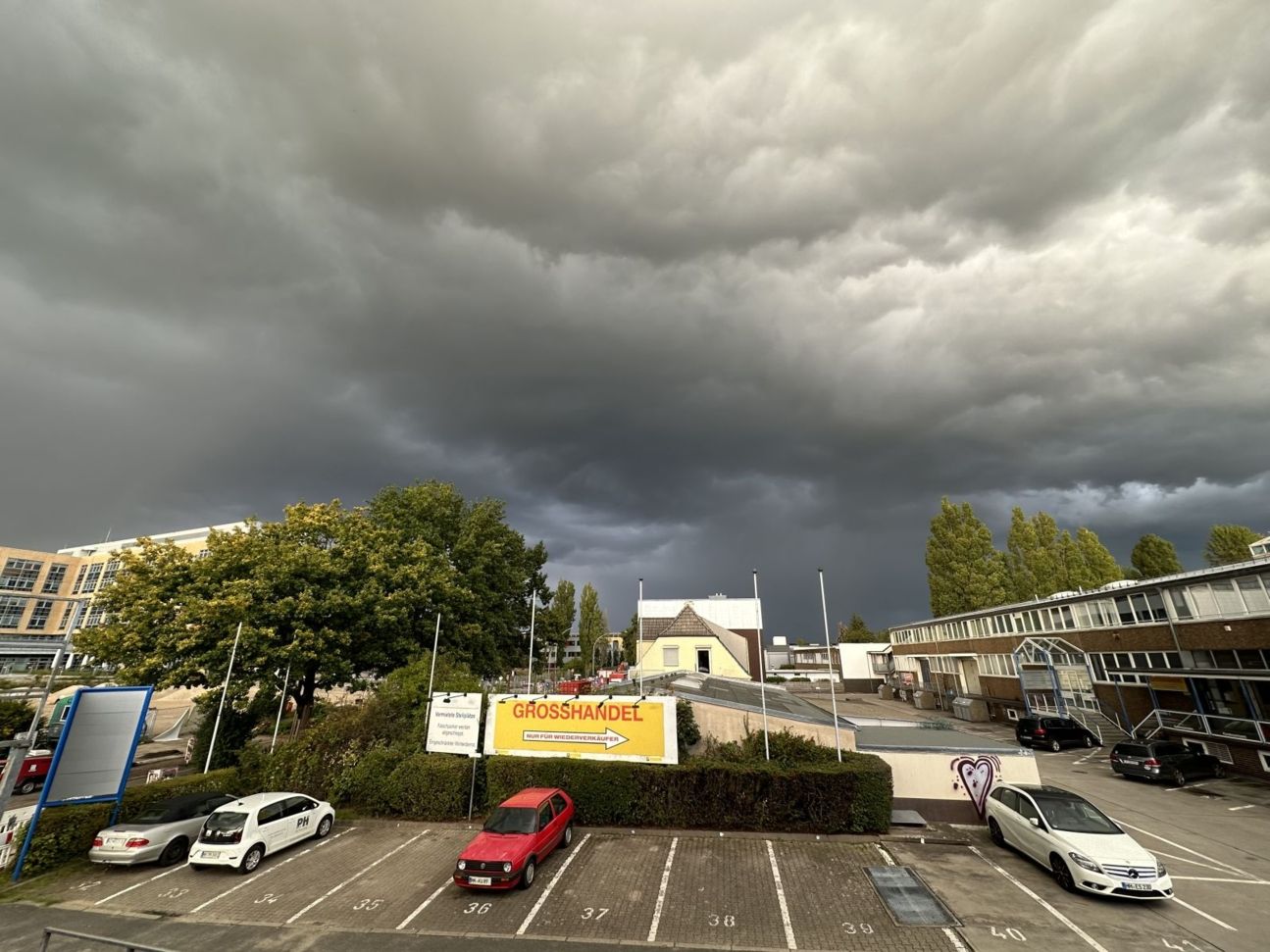 iphone-14-kamera-ultraweit-parkplatz iPhone 14 Pro Kamera Sample