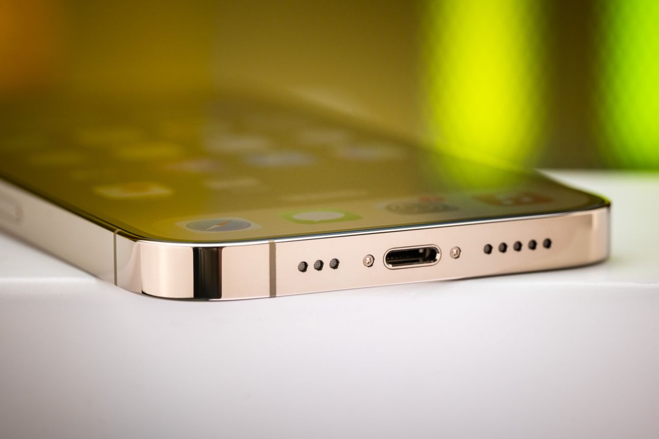 iphone-14-pro-lightning iPhone 14 Pro