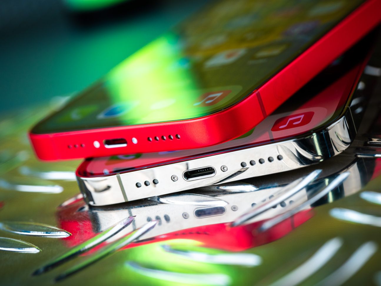 iphone-14-vs-14-pro-ports2 iPhone 14 und 14 Pro Unterseite mit Lightning-Anschluss und Lautsprechern