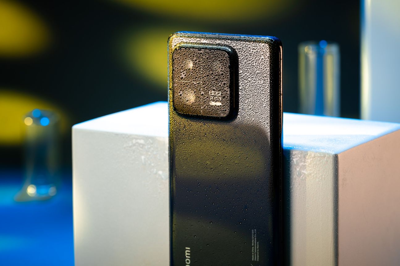 xiaomi-13-pro-rueckseite-wasserbesprueht Xiaomi 13 Pro Rückseite wasserbesprüht