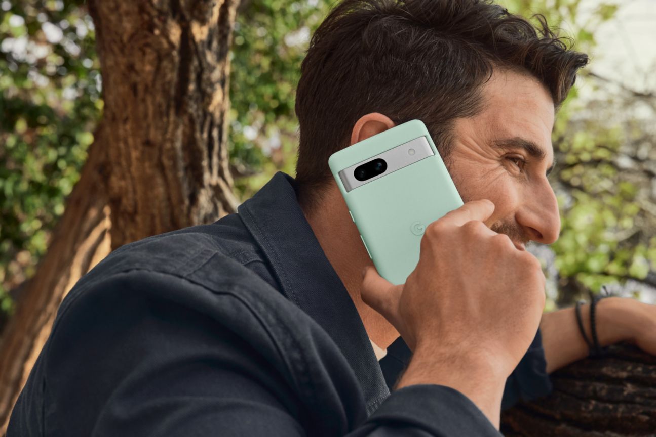 google-pixel-7a-lifestyle-telefonat Google Pixel 7a mit Hülle Telefonat
