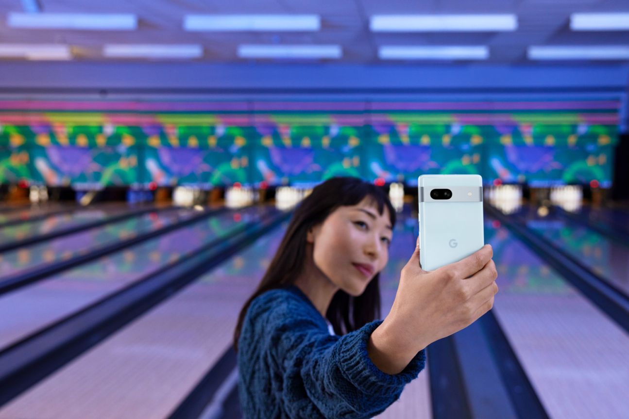 Google Pixel 7a Lifestyle Google Pixel 7a Bowling