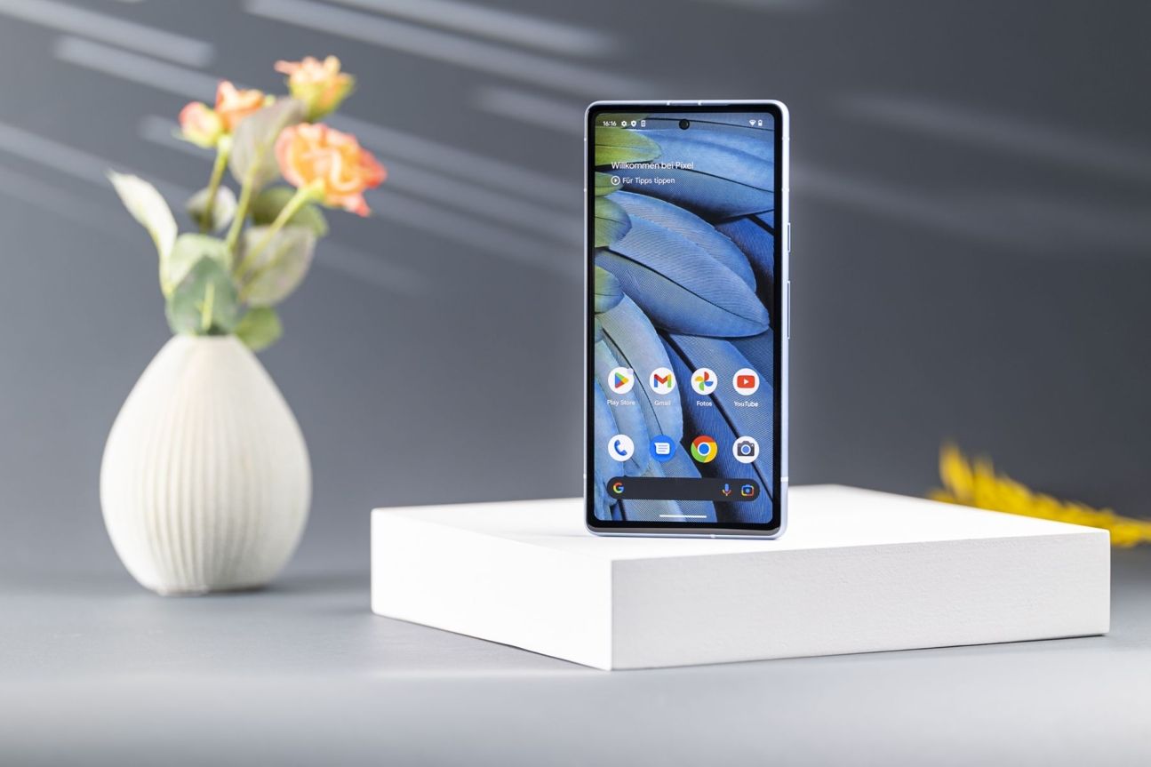 pixel-7a-komplett Das Pixel 7a auf einem Podest