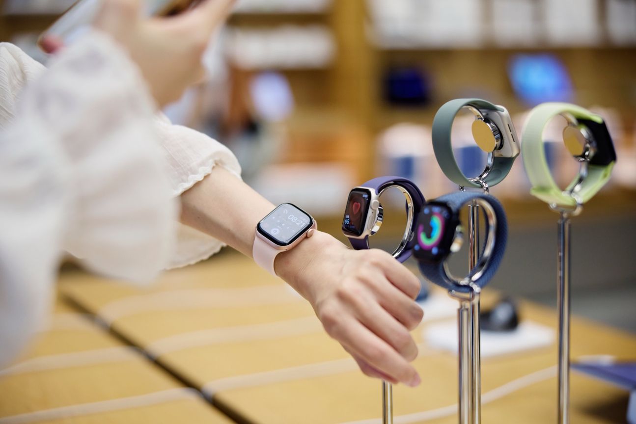 Die Apple Watch Series 11 am Handgelenk einer Frau