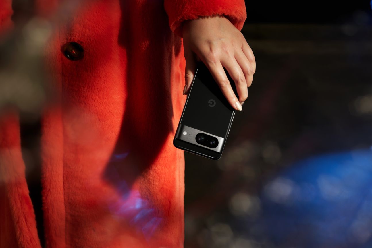 Das Google Pixel 8 in der Farbe Obsidian Das Google Pixel 8 in der Farbe Obsidian