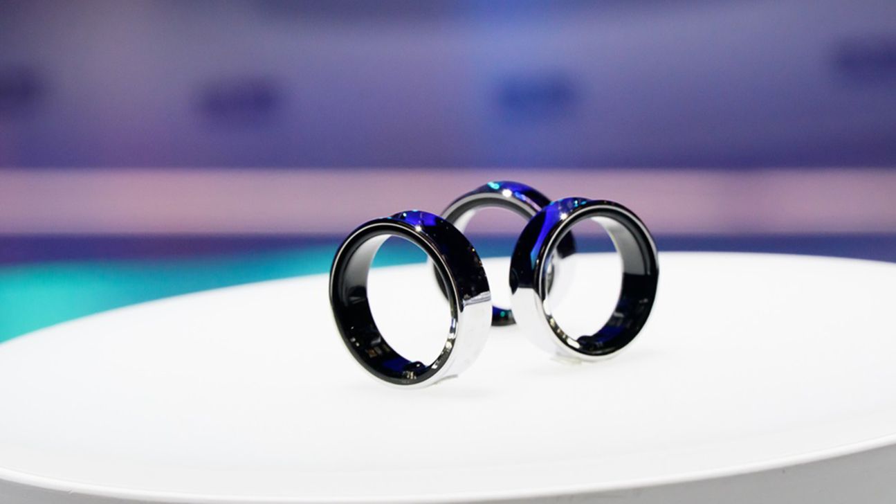 galaxy-ring-samsung Samsung Galaxy Ring auf einem Tisch