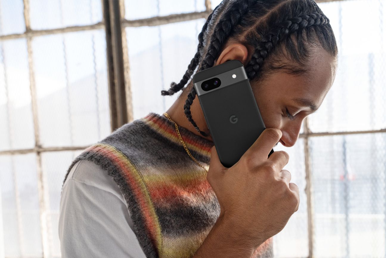 Das Google Pixel 8a in Obsidian Das Google Pixel 8a in Obsidian