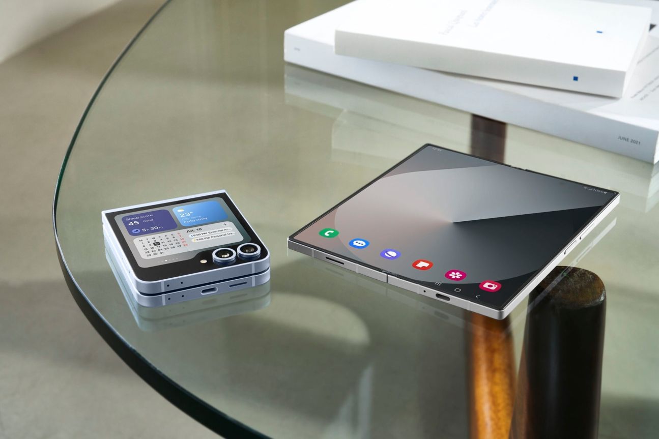 Samsung Galaxy Z Fold 6 und Z Flip 6 Tisch Samsung Galaxy Z Fold 6 und Z Flip 6 Tisch