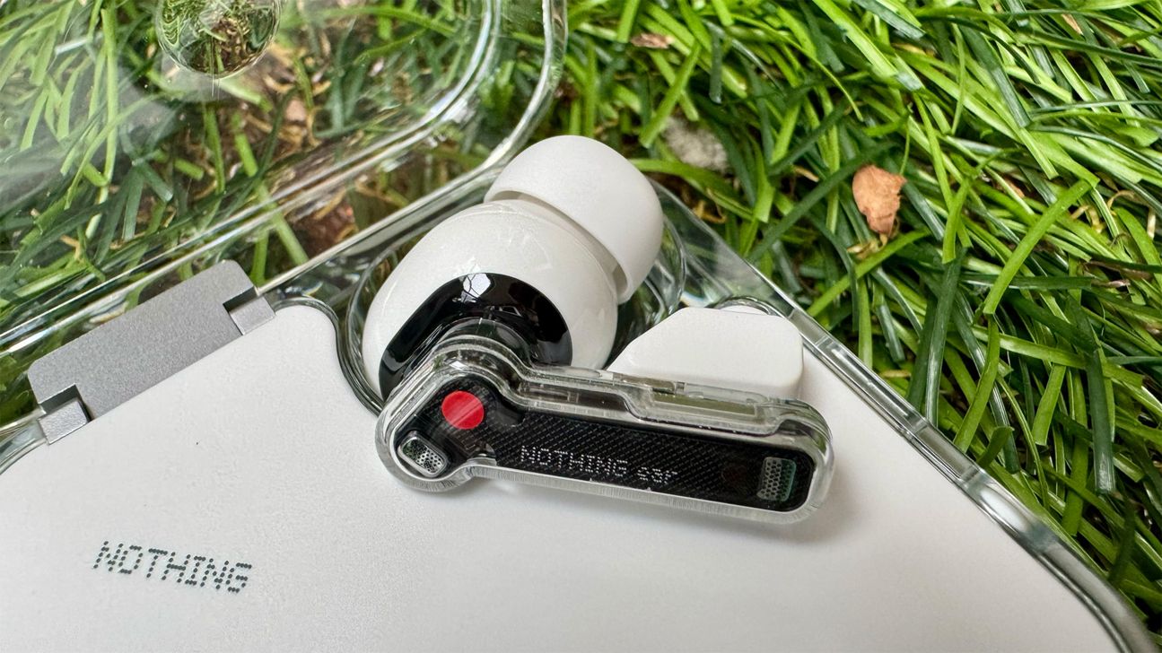 nothing-ear-close-bud Roter Punkt auf Nothing Ear