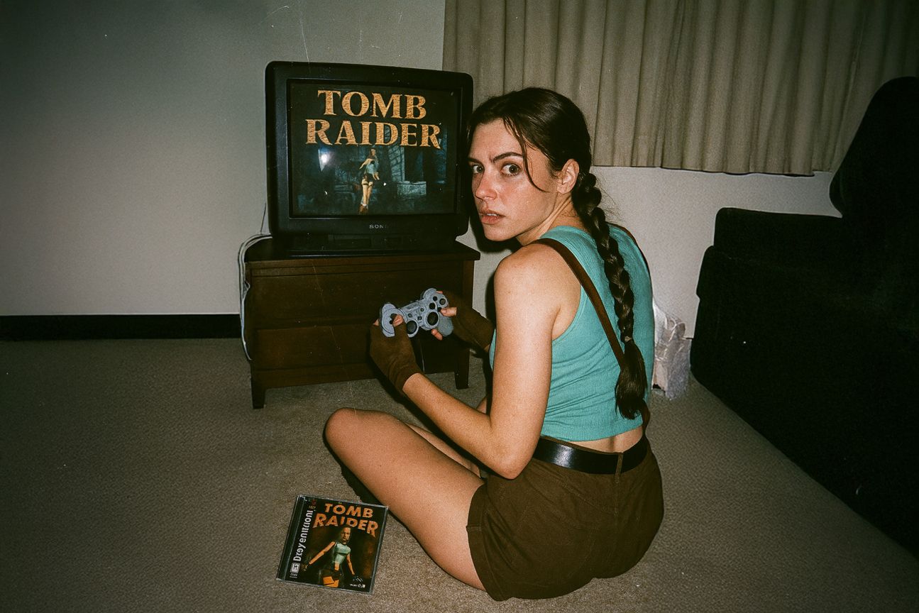 deutscher-prompt-lara-croft Lara Croft spielt Tomb Raider