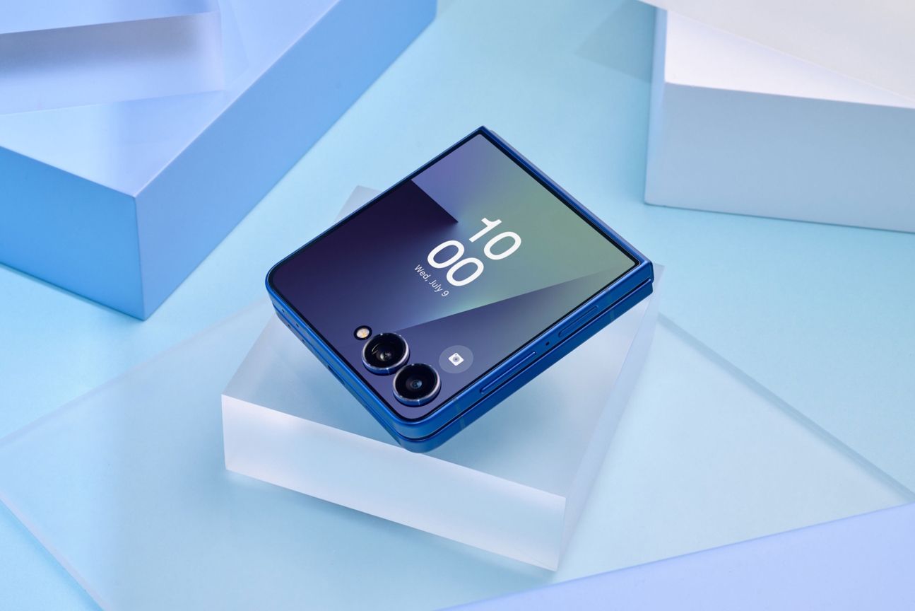 Galaxy Z Flip 7 in Blau geschlossen Galaxy Z Flip 7 in Blau geschlossen