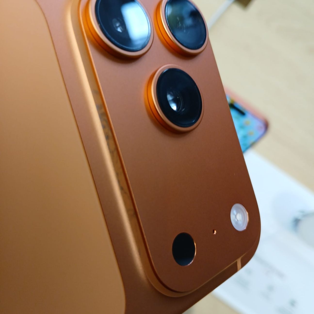 Kratzer beim Phone 17 Pro (Max) in Cosmic Orange Kratzer beim Phone 17 Pro (Max) in Cosmic Orange